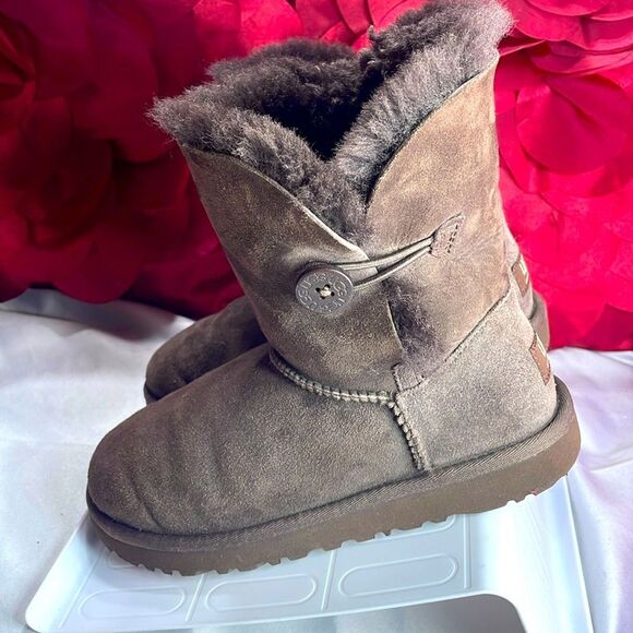 (F) UGG Australia Bailey Button  for girls Chocolate suede mid-calf boots - Picture 1 of 12